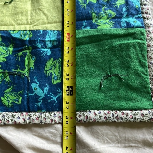 Quilted handmade baby blanket with frogs - Picture 7 of 9
